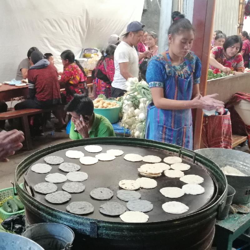 Chichicastenango : cuisson des tortillas  
